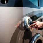 Professional applying Wohnmobil Politursiegelung to a shiny motorhome for long-lasting